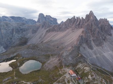 Rifugio Auronzo ve Chiesetta degli alpini Ulusal Park 'ta Tre Cime di Lavaredo, Dolomite Alpleri, Güney Tyrol, İtalya