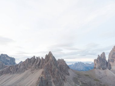 Rifugio Auronzo ve Chiesetta degli alpini Ulusal Park 'ta Tre Cime di Lavaredo, Dolomite Alpleri, Güney Tyrol, İtalya