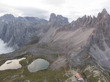 Rifugio Auronzo ve Chiesetta degli alpini Ulusal Park 'ta Tre Cime di Lavaredo, Dolomite Alpleri, Güney Tyrol, İtalya