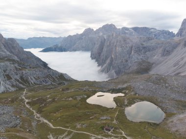 Rifugio Auronzo ve Chiesetta degli alpini Ulusal Park 'ta Tre Cime di Lavaredo, Dolomite Alpleri, Güney Tyrol, İtalya
