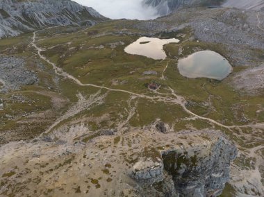 Rifugio Auronzo ve Chiesetta degli alpini Ulusal Park 'ta Tre Cime di Lavaredo, Dolomite Alpleri, Güney Tyrol, İtalya
