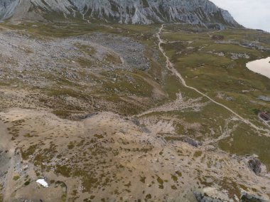 Rifugio Auronzo ve Chiesetta degli alpini Ulusal Park 'ta Tre Cime di Lavaredo, Dolomite Alpleri, Güney Tyrol, İtalya