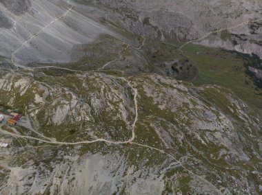 Rifugio Auronzo ve Chiesetta degli alpini Ulusal Park 'ta Tre Cime di Lavaredo, Dolomite Alpleri, Güney Tyrol, İtalya
