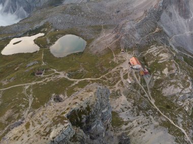 Rifugio Auronzo ve Chiesetta degli alpini Ulusal Park 'ta Tre Cime di Lavaredo, Dolomite Alpleri, Güney Tyrol, İtalya