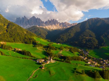 Santa Maddalena (Santa Magdalena) arka planda büyülü Dolomites dağları, Val di Funes vadisi, Trentino Alto Adige bölgesi, Güney Tyrol, İtalya, Avrupa. Santa Maddalena Köyü, İtalya