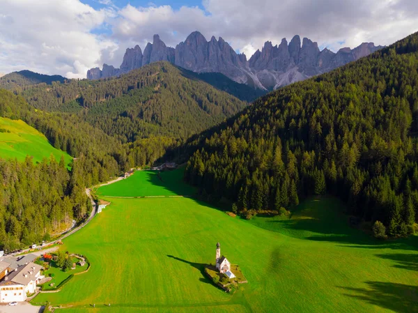 Santa Maddalena Santa Magdalena 背景是意大利南蒂罗尔Trentino Alto Adige地区Val Funes山谷的迷人的Dolomites山脉 意大利Santa Maddalena村 — 图库照片