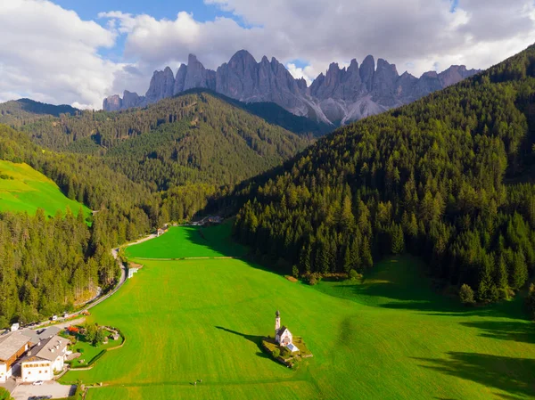 Santa Magdalena Santa Magdalena Pueblo Con Mágicas Montañas Dolomitas Fondo — Foto de Stock