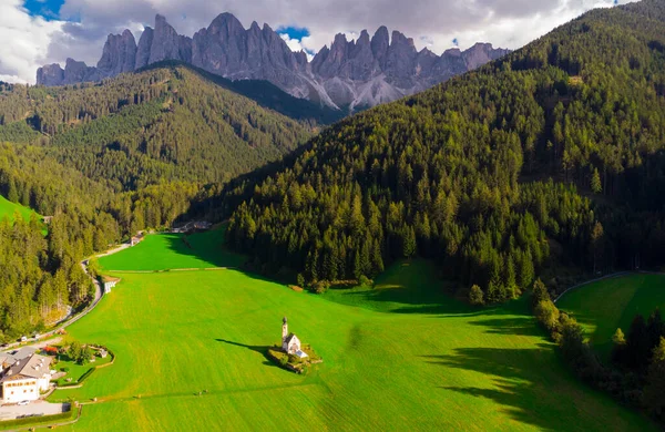 Santa Maddalena Santa Magdalena 背景是意大利南蒂罗尔Trentino Alto Adige地区Val Funes山谷的迷人的Dolomites山脉 意大利Santa Maddalena村 — 图库照片