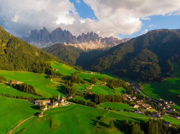 Santa Magdalena Santa Magdalena Pueblo Con Mágicas Montañas Dolomitas Fondo — Foto de Stock