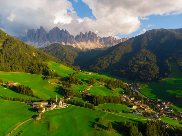 Santa Magdalena Santa Magdalena Pueblo Con Mágicas Montañas Dolomitas Fondo —  Fotos de Stock