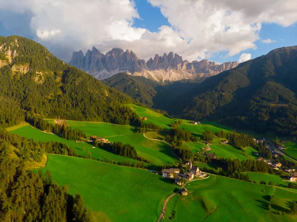 Santa Magdalena Santa Magdalena Pueblo Con Mágicas Montañas Dolomitas Fondo —  Fotos de Stock