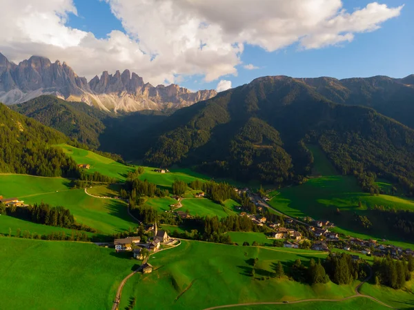 背景に魔法のドロミテ山脈 ヴァル フネス渓谷 トレンティーノ アルト アディジェ地域 南チロル イタリア ヨーロッパとサンタ マダレナ — ストック写真