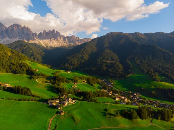 Santa Maddalena Santa Magdalena 背景是意大利南蒂罗尔Trentino Alto Adige地区Val Funes山谷的迷人的Dolomites山脉 意大利Santa Maddalena村 — 图库照片