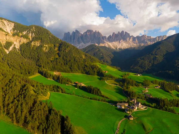 Santa Magdalena Santa Magdalena Pueblo Con Mágicas Montañas Dolomitas Fondo —  Fotos de Stock