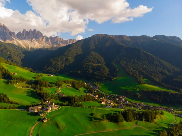 Santa Magdalena Santa Magdalena Pueblo Con Mágicas Montañas Dolomitas Fondo — Foto de Stock