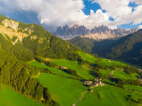 Santa Magdalena Santa Magdalena Pueblo Con Mágicas Montañas Dolomitas Fondo —  Fotos de Stock