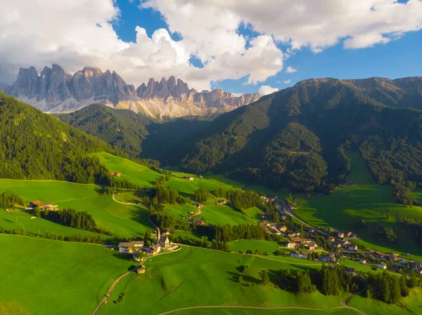 Santa Magdalena Santa Magdalena Pueblo Con Mágicas Montañas Dolomitas Fondo —  Fotos de Stock