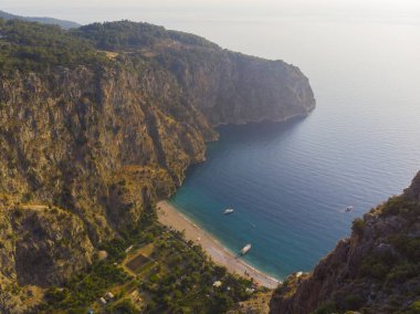 Kelebek vadisi deniz manzarası ve Oludeniz, Türkiye. Sahil, alan.