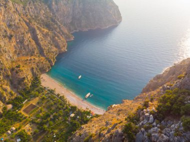 Kelebek vadisi deniz manzarası ve Oludeniz, Türkiye. Sahil, alan.