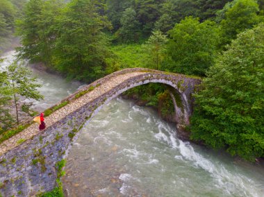 Kackar Dağları Taş Köprüsü, hava manzaralı.