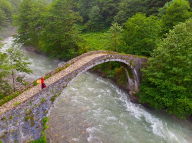 Kackar Dağları Taş Köprüsü, hava manzaralı.