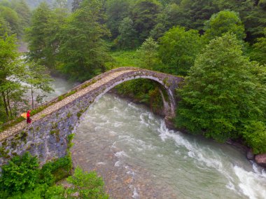 Kackar Dağları Taş Köprüsü, hava manzaralı.