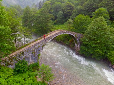 Kackar Dağları Taş Köprüsü, hava manzaralı.