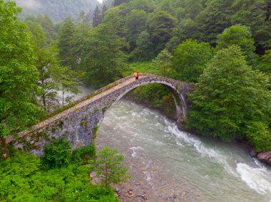 Kackar Dağları Taş Köprüsü, hava manzaralı.