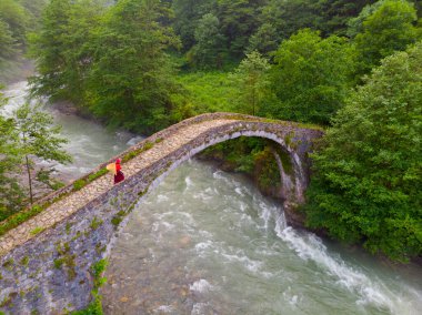 Kackar Dağları Taş Köprüsü, hava manzaralı.