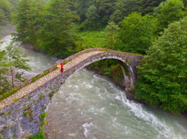 Kackar Dağları Taş Köprüsü, hava manzaralı.