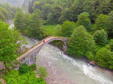 Kackar Dağları Taş Köprüsü, hava manzaralı.