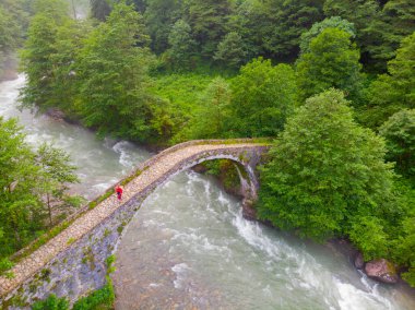 Kackar Dağları Taş Köprüsü, hava manzaralı.