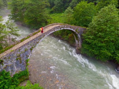 Kackar Dağları Taş Köprüsü, hava manzaralı.