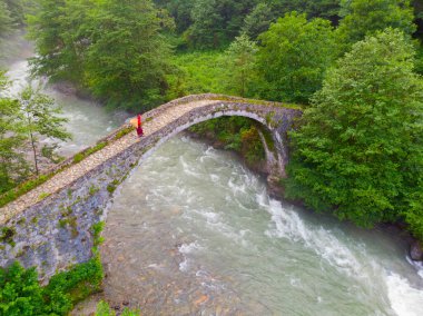 Kackar Dağları Taş Köprüsü, hava manzaralı.