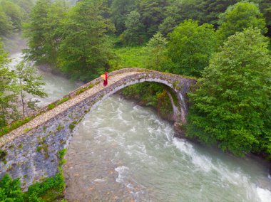 Kackar Dağları Taş Köprüsü, hava manzaralı.