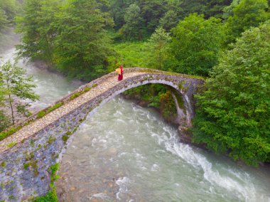 Kackar Dağları Taş Köprüsü, hava manzaralı.