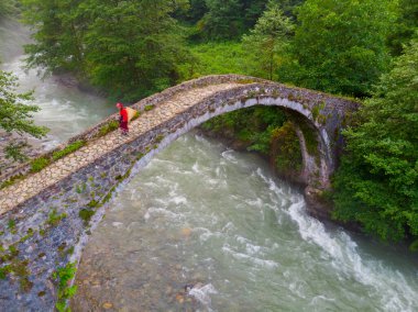 Kackar Dağları Taş Köprüsü, hava manzaralı.