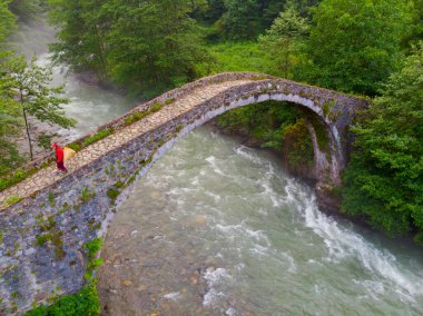 Kackar Dağları Taş Köprüsü, hava manzaralı.