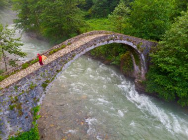 Kackar Dağları Taş Köprüsü, hava manzaralı.