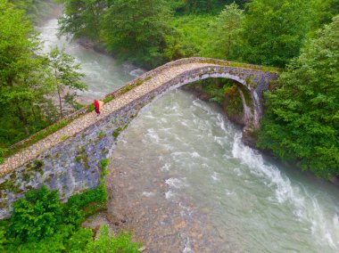 Kackar Dağları Taş Köprüsü, hava manzaralı.