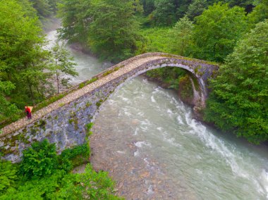 Kackar Dağları Taş Köprüsü, hava manzaralı.