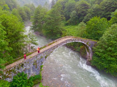 Kackar Dağları Taş Köprüsü, hava manzaralı.