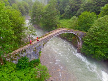 Kackar Dağları Taş Köprüsü, hava manzaralı.