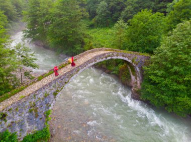 Kackar Dağları Taş Köprüsü, hava manzaralı.