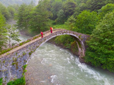 Kackar Dağları Taş Köprüsü, hava manzaralı.