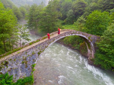 Kackar Dağları Taş Köprüsü, hava manzaralı.