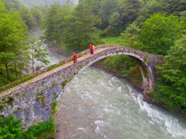 Kackar Dağları Taş Köprüsü, hava manzaralı.
