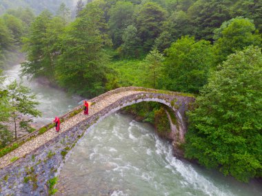 Kackar Dağları Taş Köprüsü, hava manzaralı.