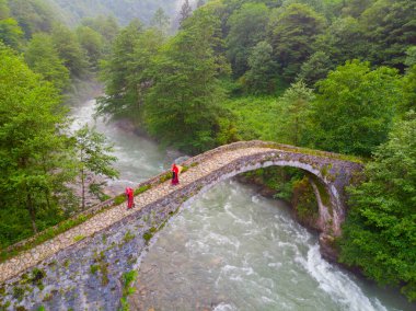 Kackar Dağları Taş Köprüsü, hava manzaralı.