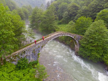 Kackar Dağları Taş Köprüsü, hava manzaralı.